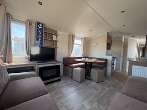 Lounge Diner- click for photo gallery
